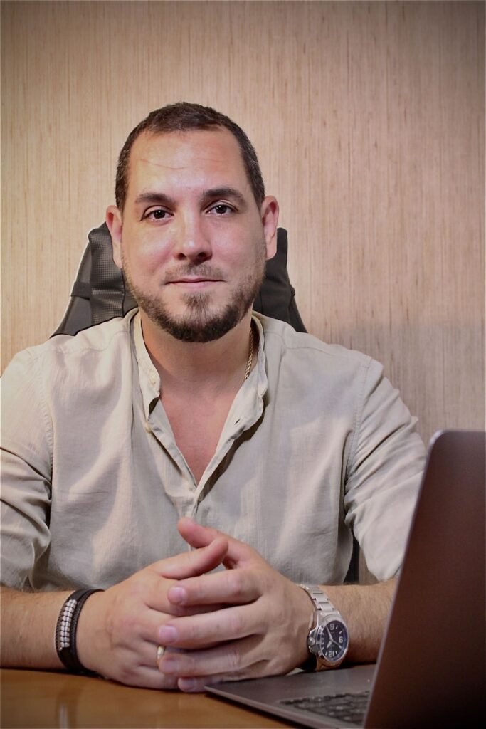 Juan Osuna, Psicólogo General Sanitario, en consulta con paciente de ansiedad en Córdoba